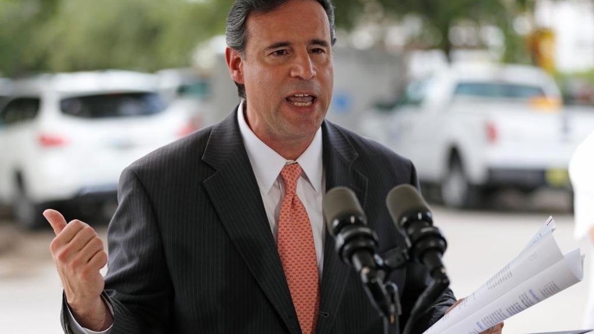 El comisionado Frank Carollo habla el martes durante una conferencia de prensa realizada en una intersección donde reciente murió un joven por la violencia con armas, en Miami.