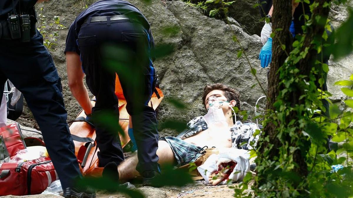 Connor Golden, de 18 años, es asistido por un paramédico luego de pisar un explosivo que le causó severos daños en su pierna izquierda, el domingo en el Central Park de Nueva York. Los médicos no lograron salvarle el pie al estudiante de la Universidad de Miami.