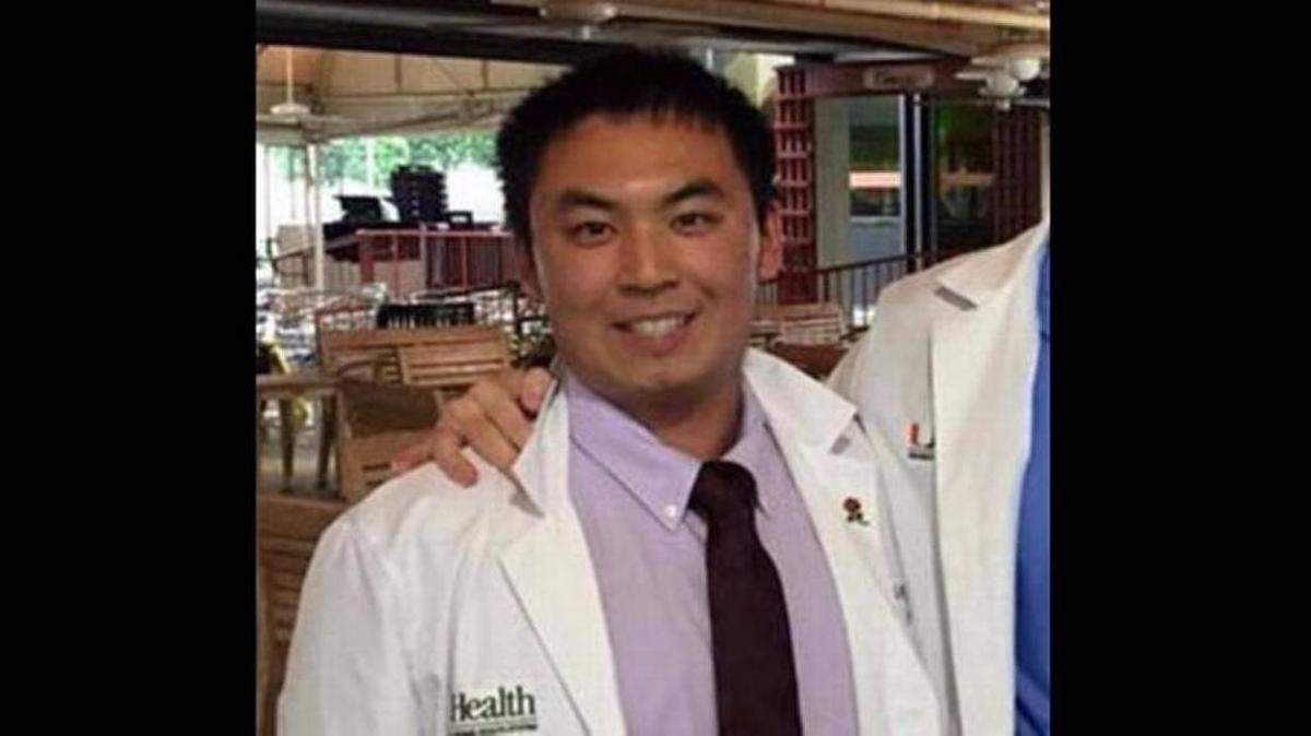 Alex Zhang, un estudiante de medicina de la Universidad de Miami, está acusado de publicar cientos de fotos de alumnas en sitios web pornográficos.Facebook