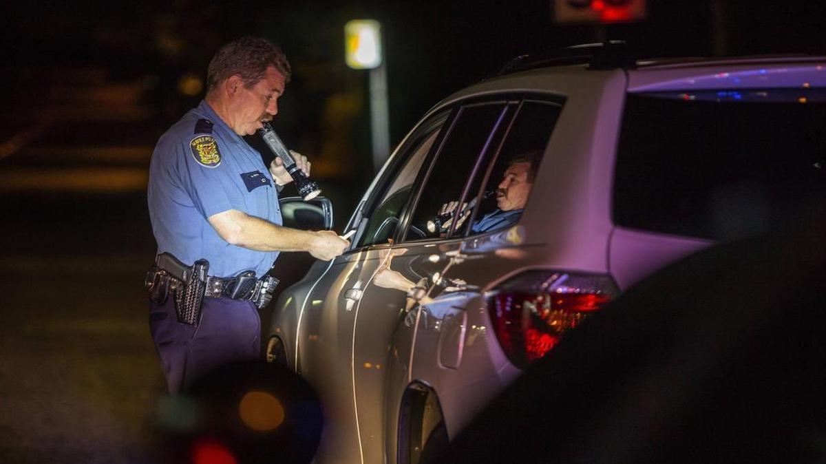 Un policía de Seattle realiza una revisión de rutina a un vehículo en el 2013.
