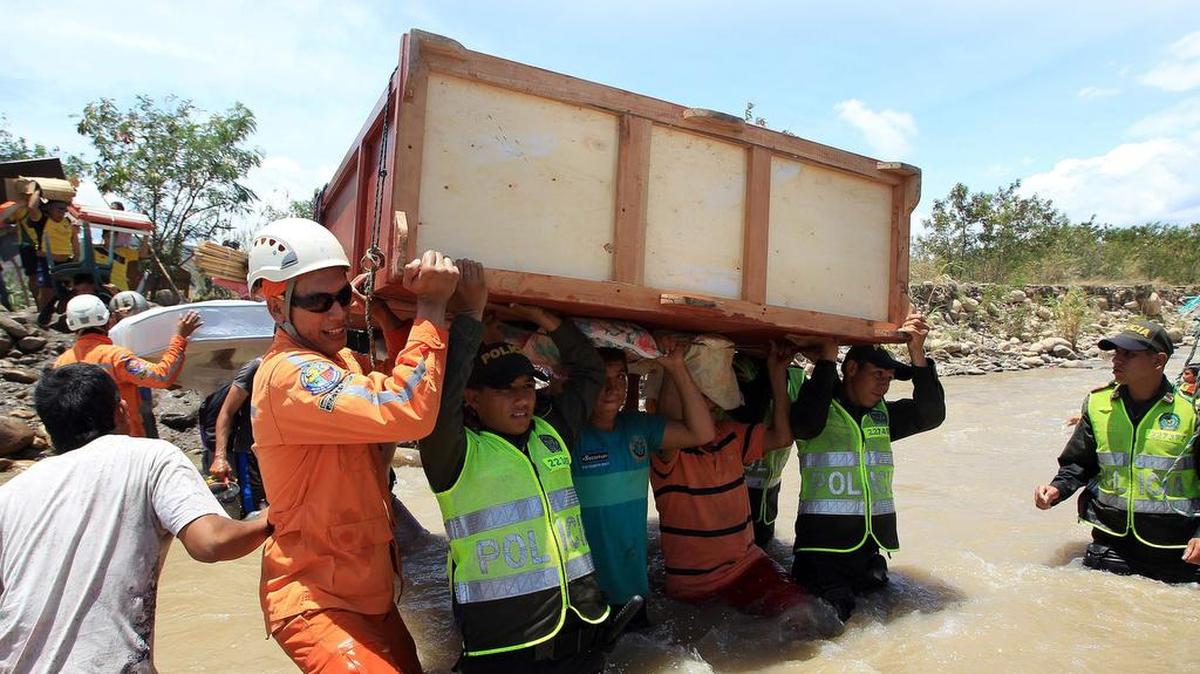 
Cientos de colombianos cargaban sus pertenencias por el río Táchira desde Venezuela hacia el sector La Parada, en Colombia, el pasado 25 de agosto.


