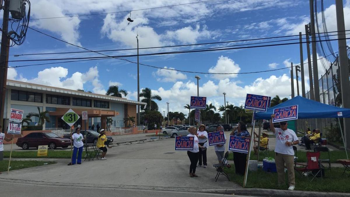 Más voluntarios de campaña que votantes durante la segunda jornada de elecciones anticipadas el martes en Hialeah.