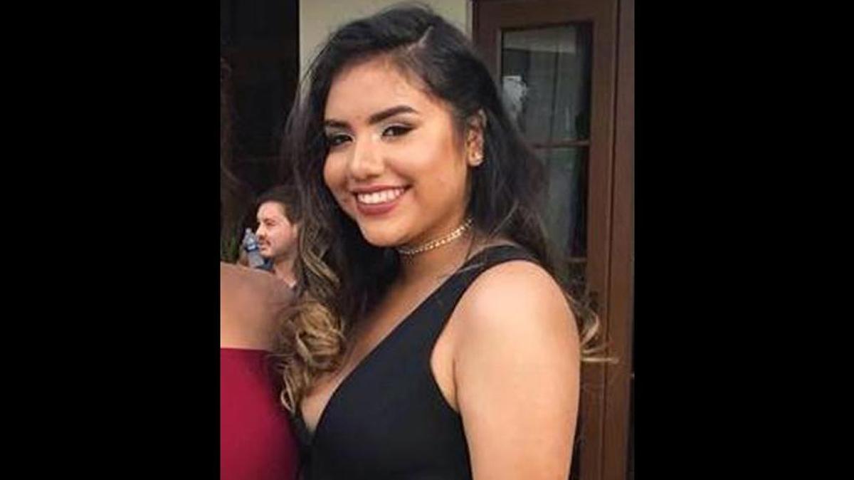 La estudiante de FIU Alexa Duran, de 18 años, quedó atrapada debajo del puente que colapsó este jueves en Miami. La joven manejaba una SUV Toyota gris.
