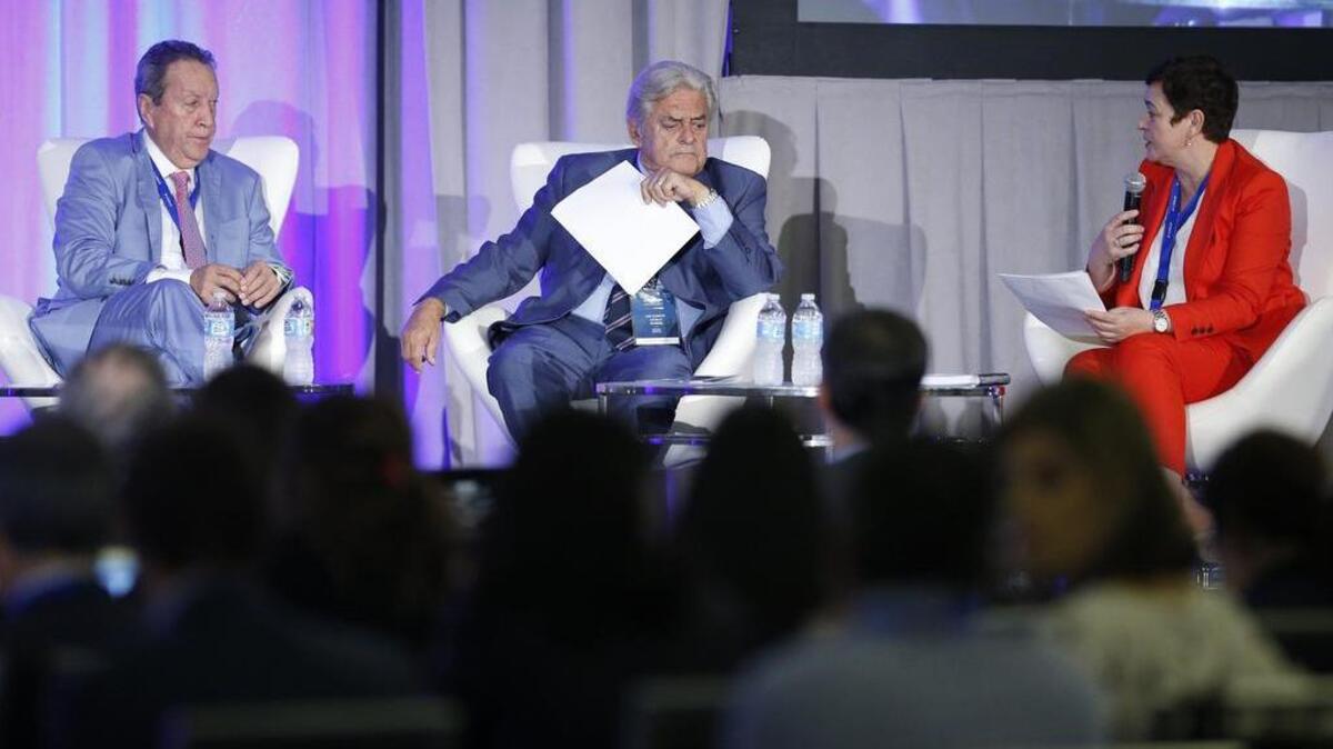 De izq. a der. los ex presidentes de Guatemala, Vinicio Cerezo y de Uruguay, Luis Alberto LaCalle, con la secretaria general de Iberoamérica, Amalia Navarro, en Miami el jueves.