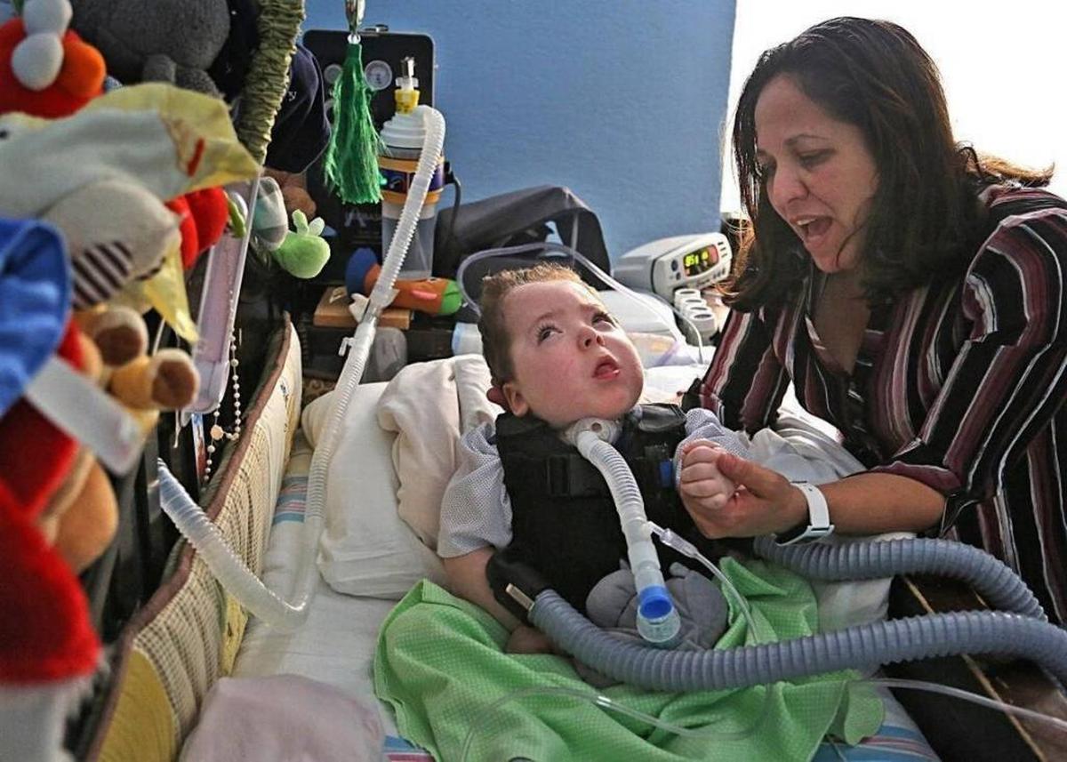 Alejandro Quesada, un niño de 5 años que sufre de numerosos problemas de salud, junto a su madre, Lizzette Jiménez, en una imagen del 21 de diciembre del 2017.