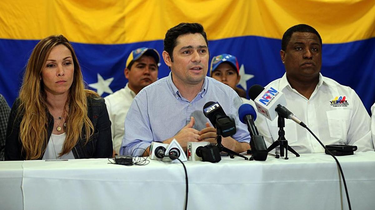 De izq. a der., Fabiola Colmenarez, Carlos Vechio y José Colina, durante una conferencia de prensa el 28 de mayo de 2015 en Doral.