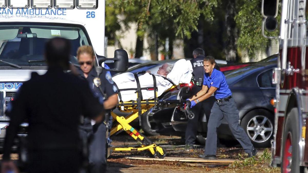 Una residente del centro de cuidados The Rehabilitation Center at Hollywood Hills es evacuada el 13 de septiembre de 2017, en Hollywood, Florida.