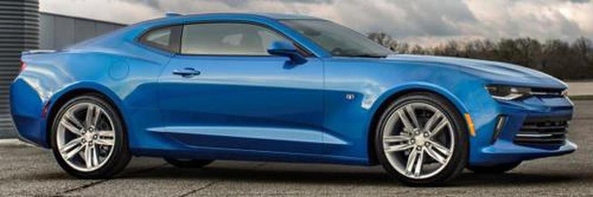 Vehículo de ilustración parecido al Chevrolet Camaro azul que atropelló a una mujer de 24 años en el sur de Florida.