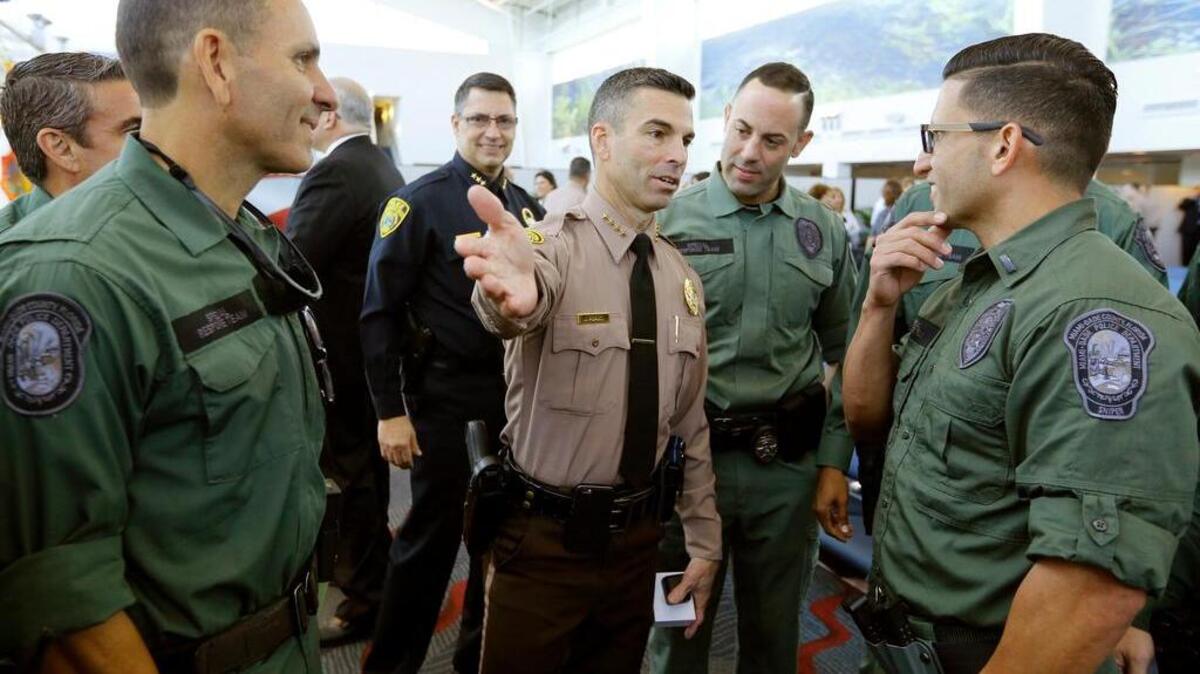 Integrantes del Equipo de Respuesta Rápida con el director de la Policía de Miami-Dade, Juan J. Pérez, en febrero.