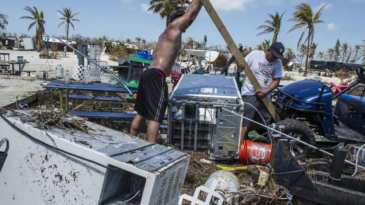 Residenten rescata pertenencias luego del paso del huracán Irma el domingo 17 de septiembre de 2017, en Cayo Maratón al sur del estado de la Florida.