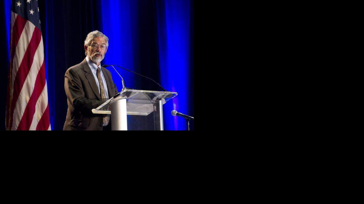 
John Holdren habla ante una audiencia de unas 650 personas en la Sexta Cumbre Anual del Liderazgo en el Clima del Sureste de la Florida, que se celebra en el Centro de Convenciones de Miami Beach.


