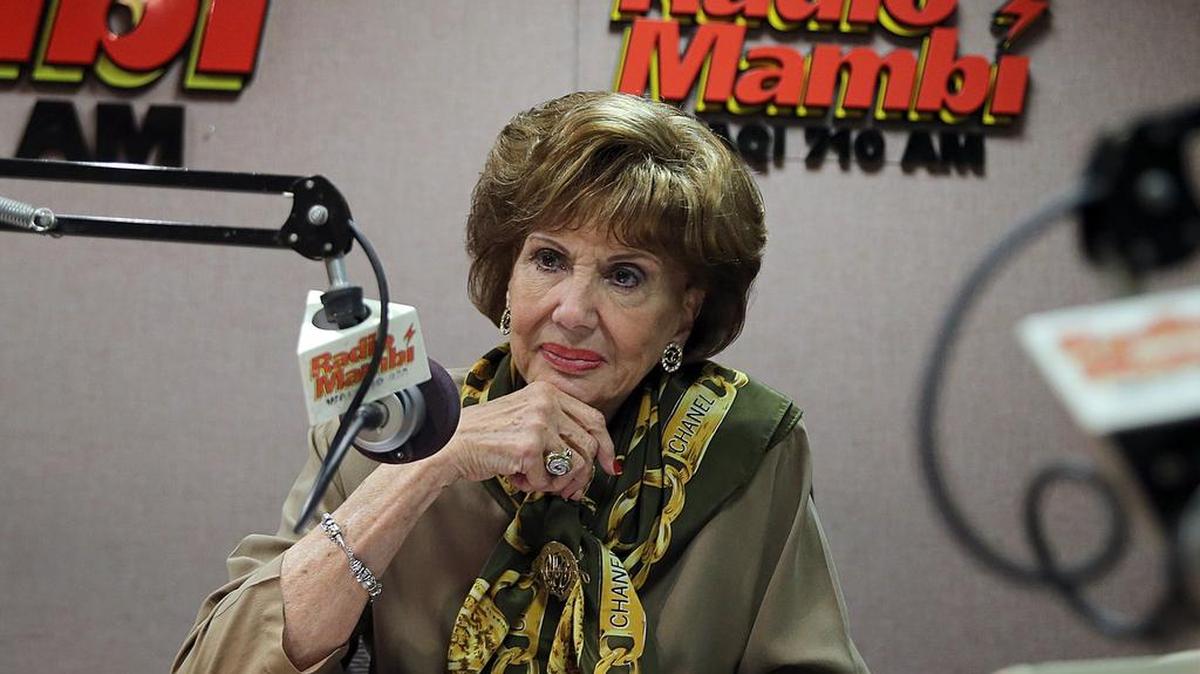 La presentadora radial Marta Flores, “La Reina de la Noche”, se despidió de los estudios de Coral Gables, donde hasta el jueves se transmitió su programa La noche y usted, el espacio nocturno de micrófono abierto de Radio Mambí 710 AM que conduce desde hace 24 años.
