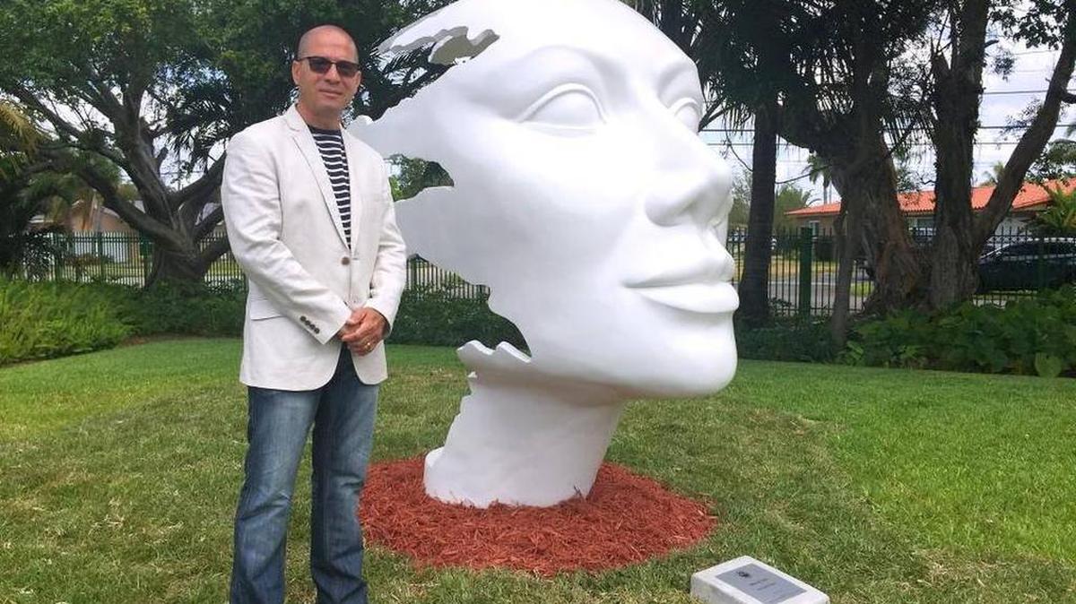 El escultor Armando Blanco posa con su obra “Ideas al viento”, inaugurada en el “Jardín de las Artes”, en Hialeah. Enrique Flor el Nuevo Herald