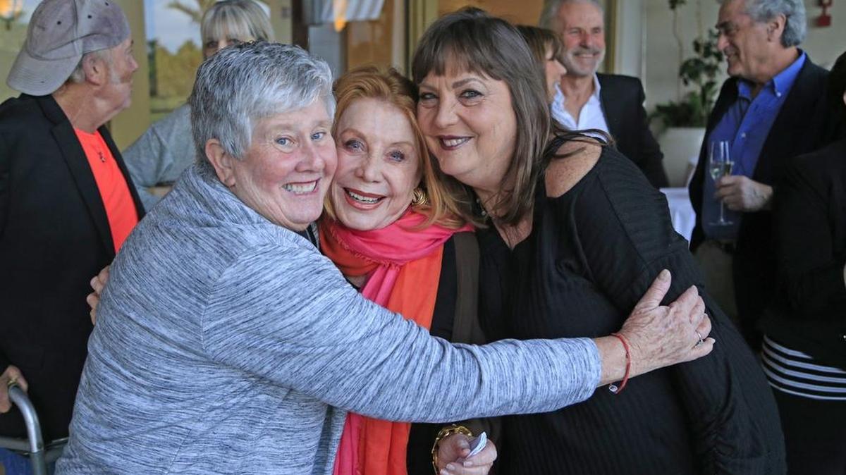 La comisionada de Miami-Dade Sally A. Heyman, izquierda, y Cheryl Toth derecha, abrazan a su querida maestra de 3er grado.