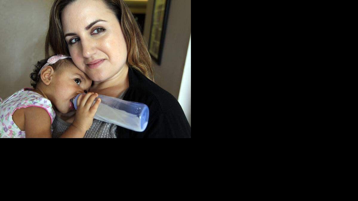 
Monica Toranzo-Howell y su niña Celeste. Ella busca que la escuelas de Miami-Dade les permitan dar el pecho a sus bebés.

