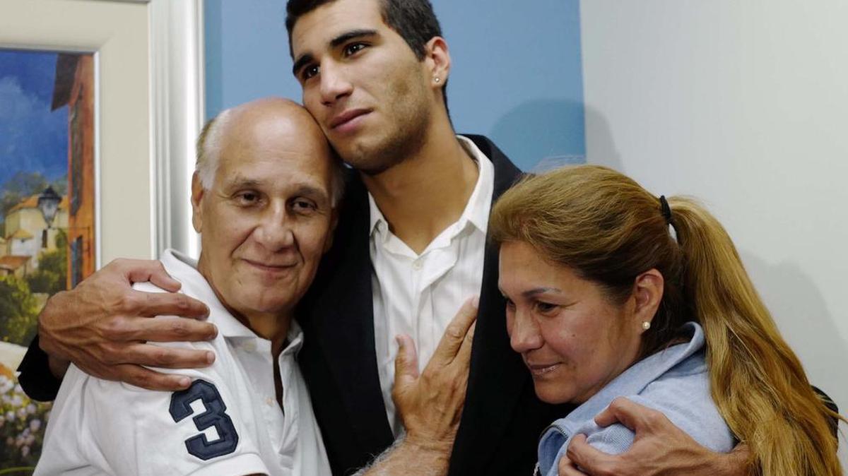 Marco Coello (centro), junto a sus padres Armando Coello y Dorys Morillo, el jueves 27 de abril de 2017, horas después de ser liberado por las autoridades de inmigración.