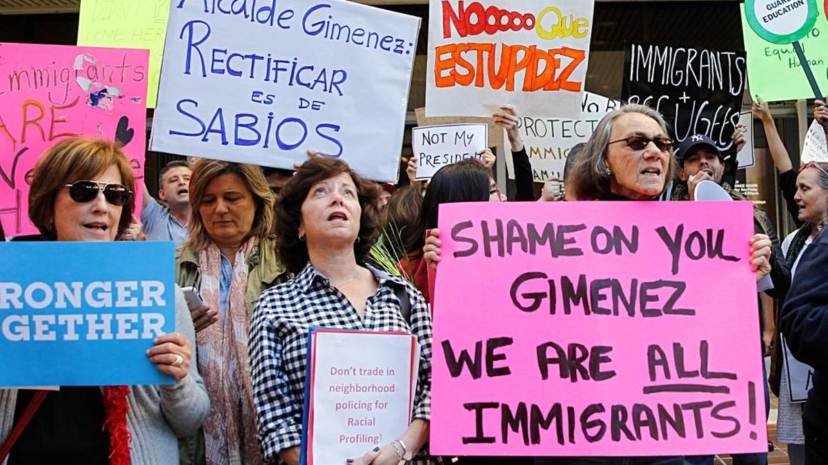 Un grupo de personas de varias comunidades de inmigrantes y residentes de Miami-Dade se unieron el martes a la protesta contra el alcalde condal, Carlos Giménez.