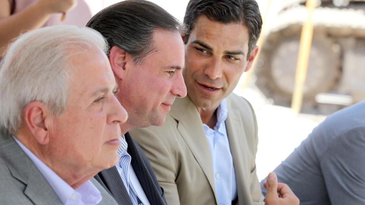 Desde la izquierda, el alcalde de Miami Tomás Regalado, y los comisionados Frank Carollo y Francis Suárez en una obra pública en julio pasado.