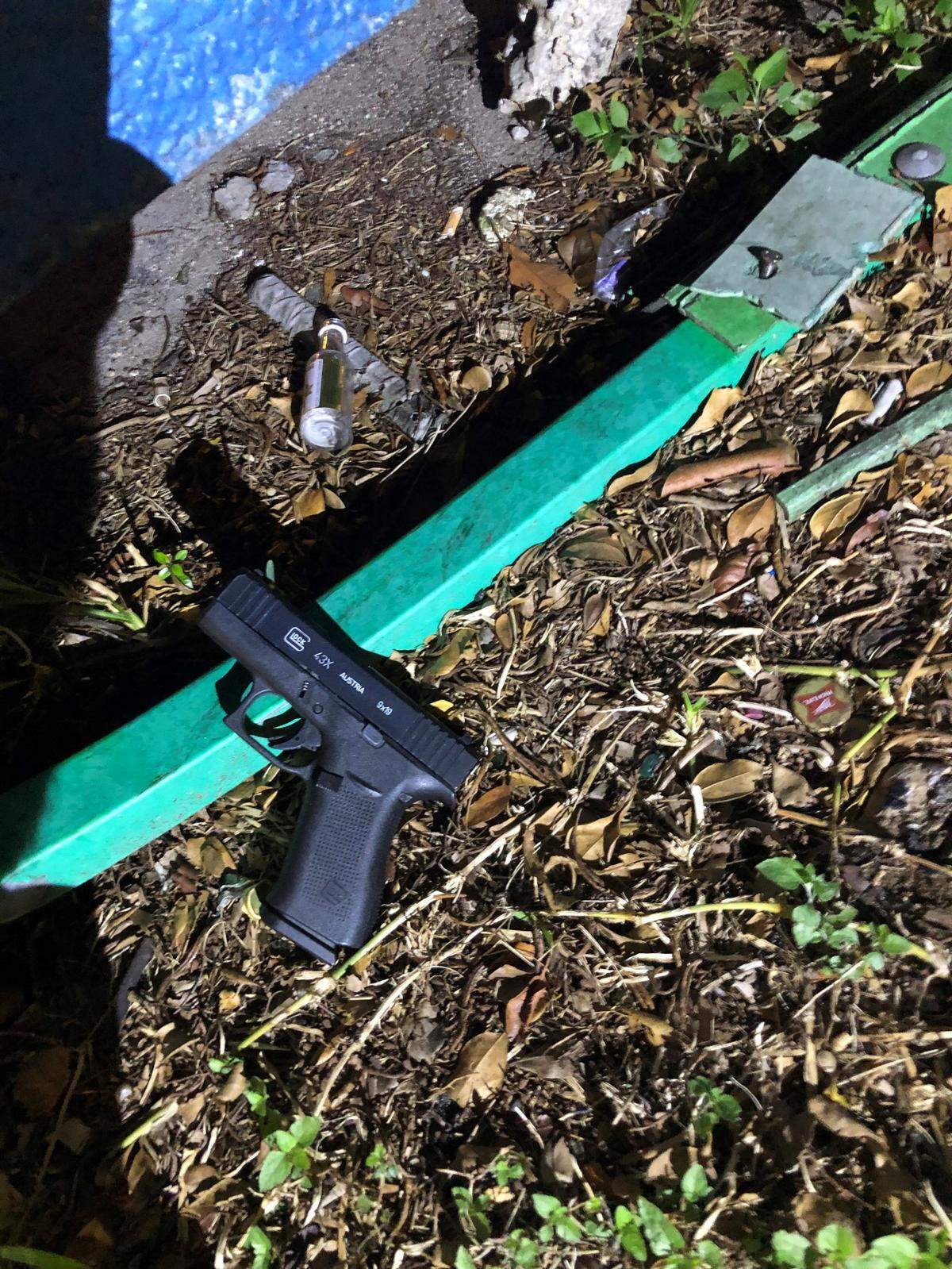 El arma de fuego del sujeto fue recuperada en la escena y se observó un rifle de asalto a plena vista dentro del vehículo del sospechoso, dijo la policía.