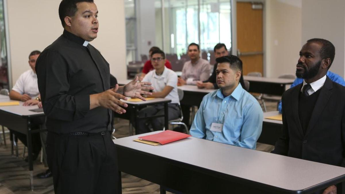 El Padre Elvis González, director de Vocaciones de la Arquidiócesis de Miami, habla a los jóvenes durante el retiro vocacional.