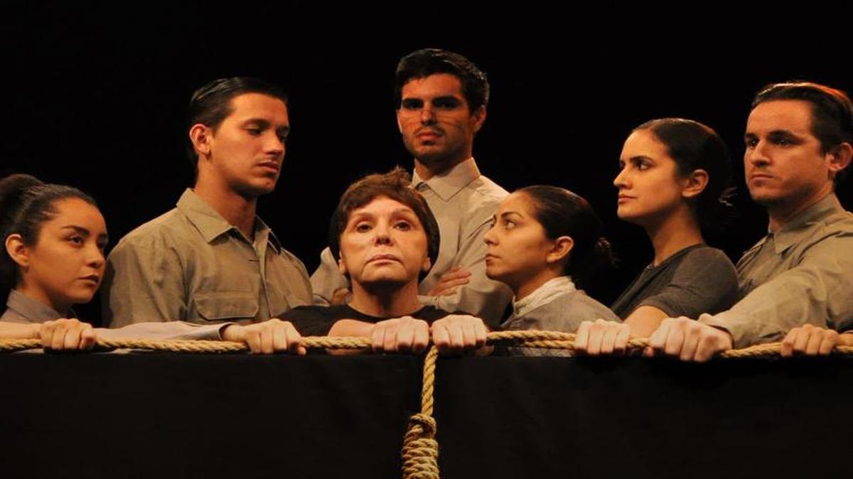 Teatro Prometeo, de Estados Unidos, presenta ‘Cacería’, versión libre de ‘Las brujas de Salem’, del dramaturgo norteamericano Arthur Miller.