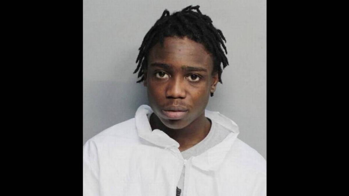 Las autoridades estatales desestimaron los cargos contra Jeffrey Alexander, de 19 años, quien fue arrestado en mayo y acusado de matar a un hombre en Miami Beach durante el fin de semana del Día de la Recordación.