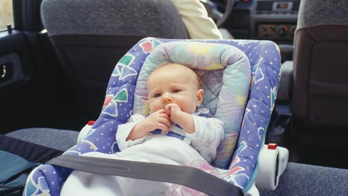 Se recomienda para ayudar a recordar la posible presencia de un bebé en el auto, dejar algún objeto necesario para la rutina en el asiento trasero o poner un muñeco de peluche que obligue a una segunda mirada antes de alejarse del auto.