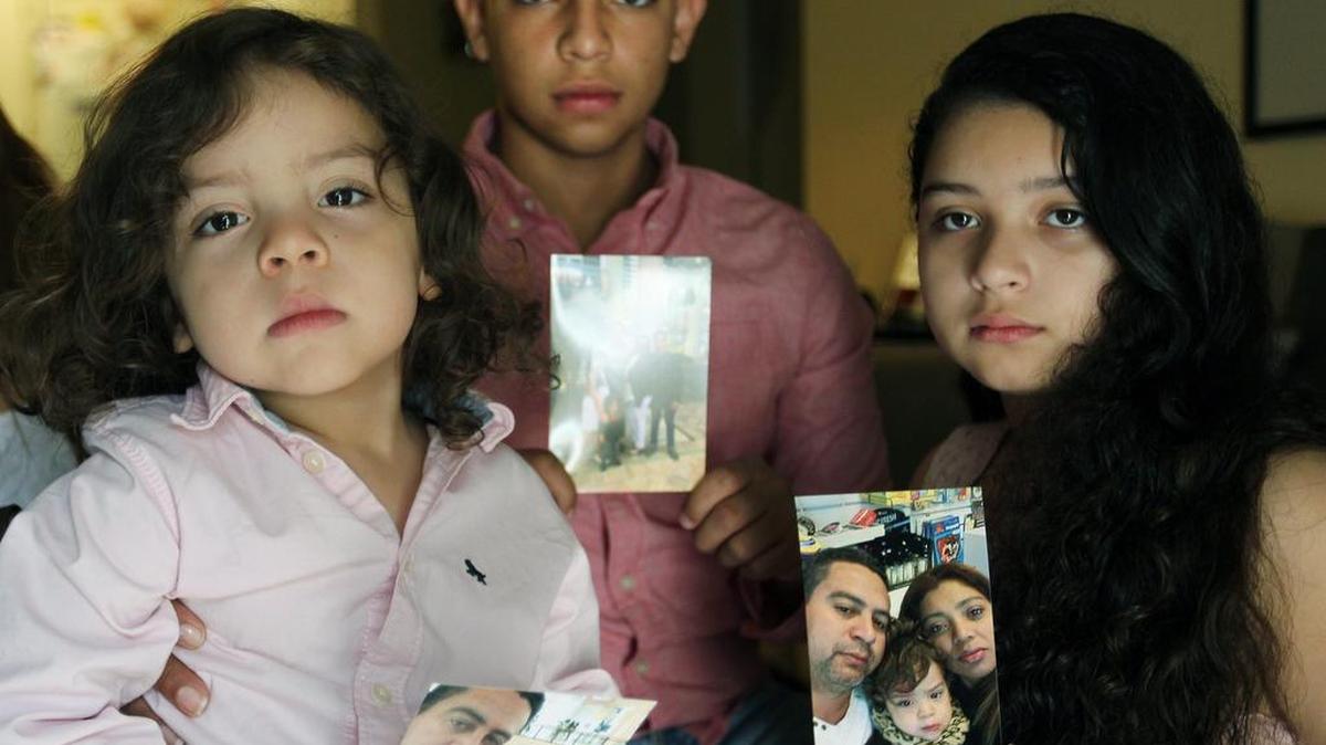 Mario Alcerro, padre de Carlos (izq.), Mariano y Karolay, fue deportado a Honduras la semana pasada. Ellos muestran fotos con su padre en momentos felices, el sábado.