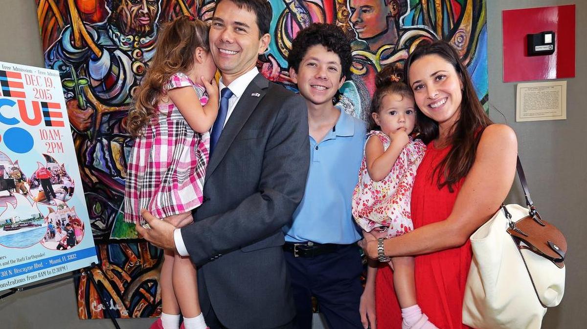 El comisionado de la ciudad de Miami Ken Russell celebra junto a su familia antes de jurar el cargo en el Ayuntamiento de la Ciudad de Miami, el 25 de noviembre.