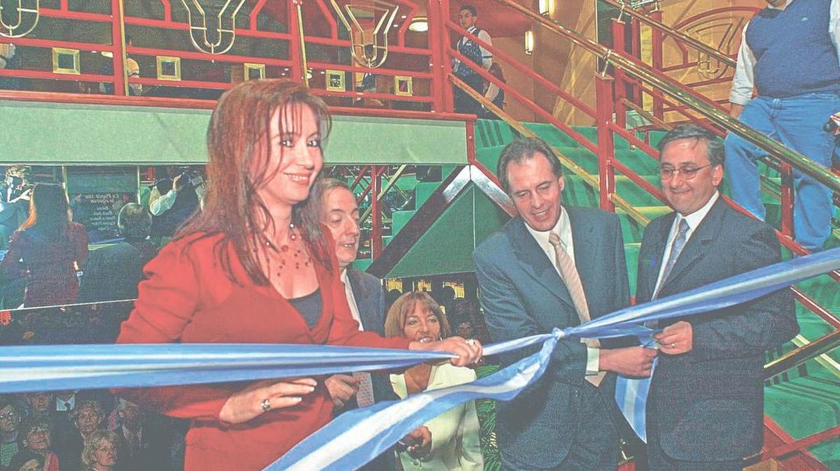 La presidenta de Argentina, Cristina Fermandez junto a su fallecido esposo Nestor Kirchner y el empresario Cristóbal López (centro) en el 2003.
