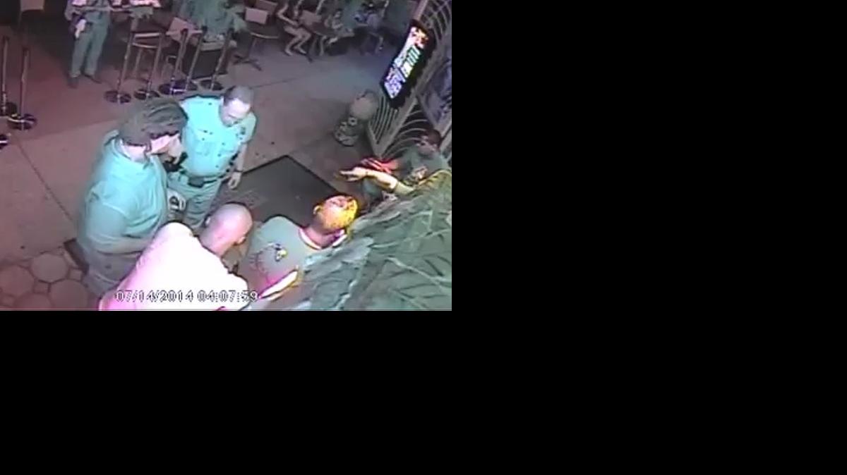 
Mike Muley saca su arma en Mango’s.


