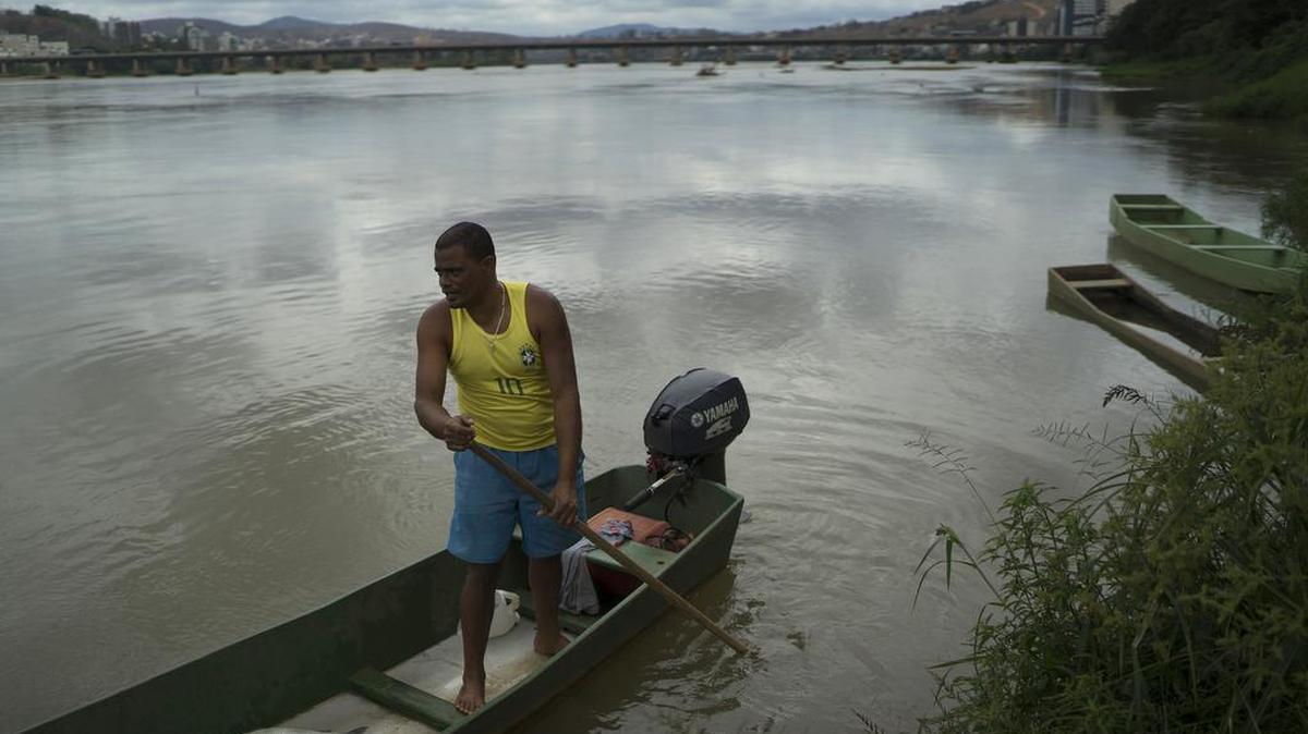 Roni Marcio de Oliveira pesca desde su bote en las aguas del río Doce, en Colatina, Brasil, un año después del peor desastre ambiental de la historia.