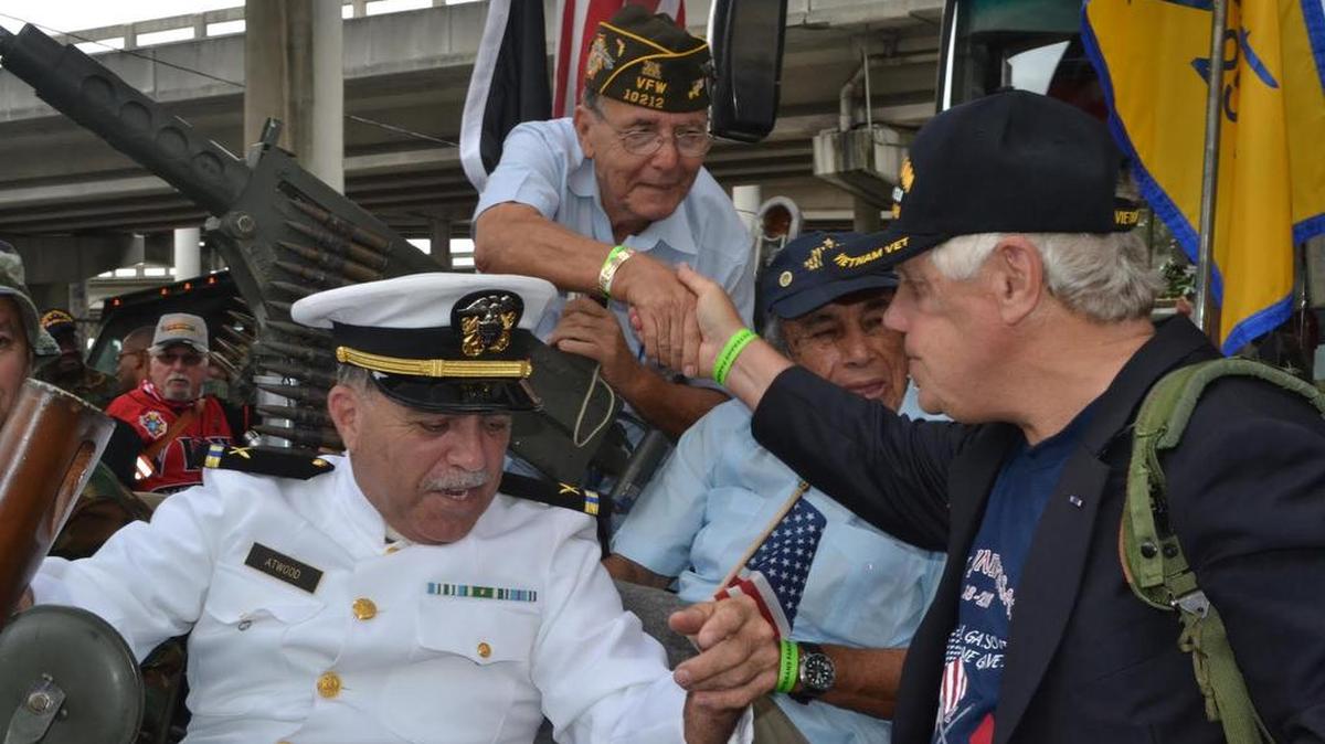 Jacinto Acebal y Dexter Lehtinen con Anthony Atwood conduciendo en el Hometown Parade de Miami para veteranos.