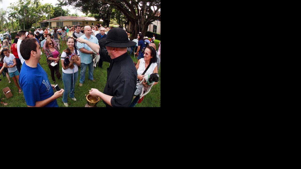 
Michael Davis, párroco de la Iglesia Little Flower de Coral Gables, durante la bendición de mascotas en el jardín de la sacristía a donde unas 100 personas se dieron cita el sábado.
