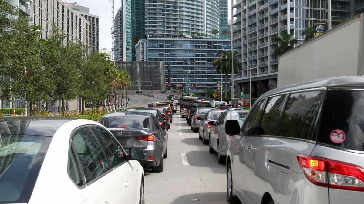 
Los atascos pueden durar de 30 minutos a una hora cuando se interrumpe el tráfico para subir los puentes y permitir el paso de botes.
