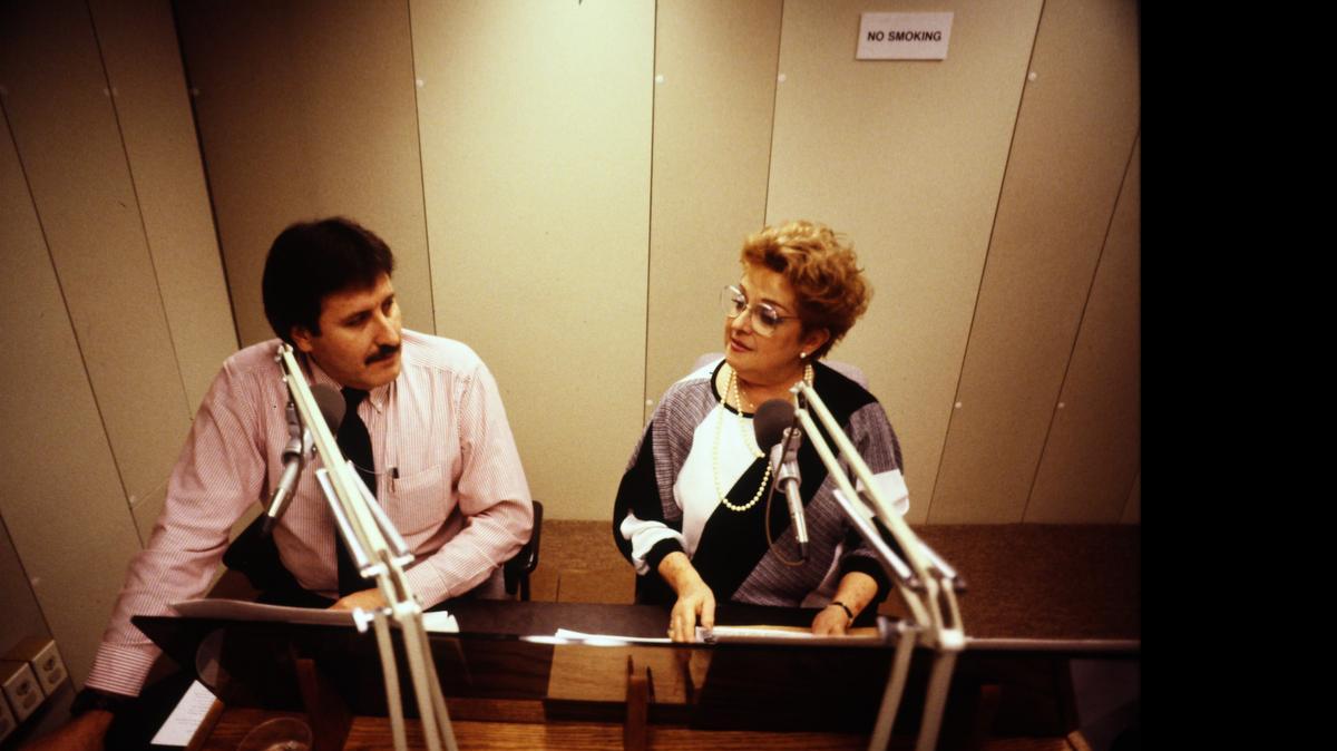 
Fotografía cedida por Radio Martí en donde aparecen los locutores Arístides Quinteros y Margarita Rojas, de Radio Martí, la emisora financiada por EEUU para promover la libertad y democracia en Cuba.

