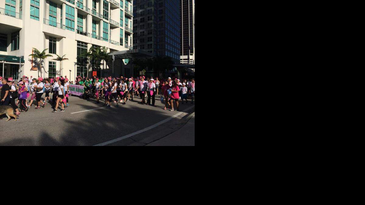 
Miles de personas llenaron el downtown de Miami para mostrar su solidaridad con las sobrevivientes del cáncer de seno y rendir tributo a las víctimas de la enfermedad, el sábado durante Race for the Cure (Carrera por la Cura). 
