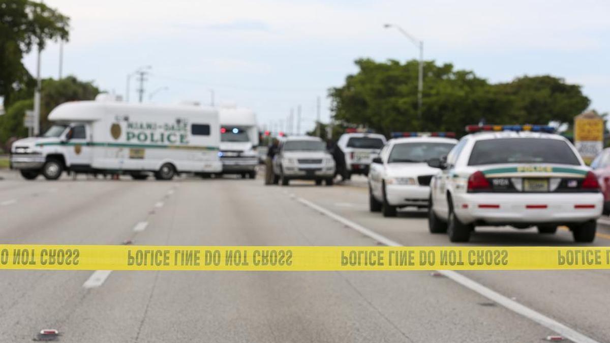 El Departamento de Policía de Miami-Dade responde al lugar donde ocurrió un tiroteo en Miami Gardens cerca de la calle 179 del noroeste la avenida 27, el lunes 30 de mayo de 2016.
