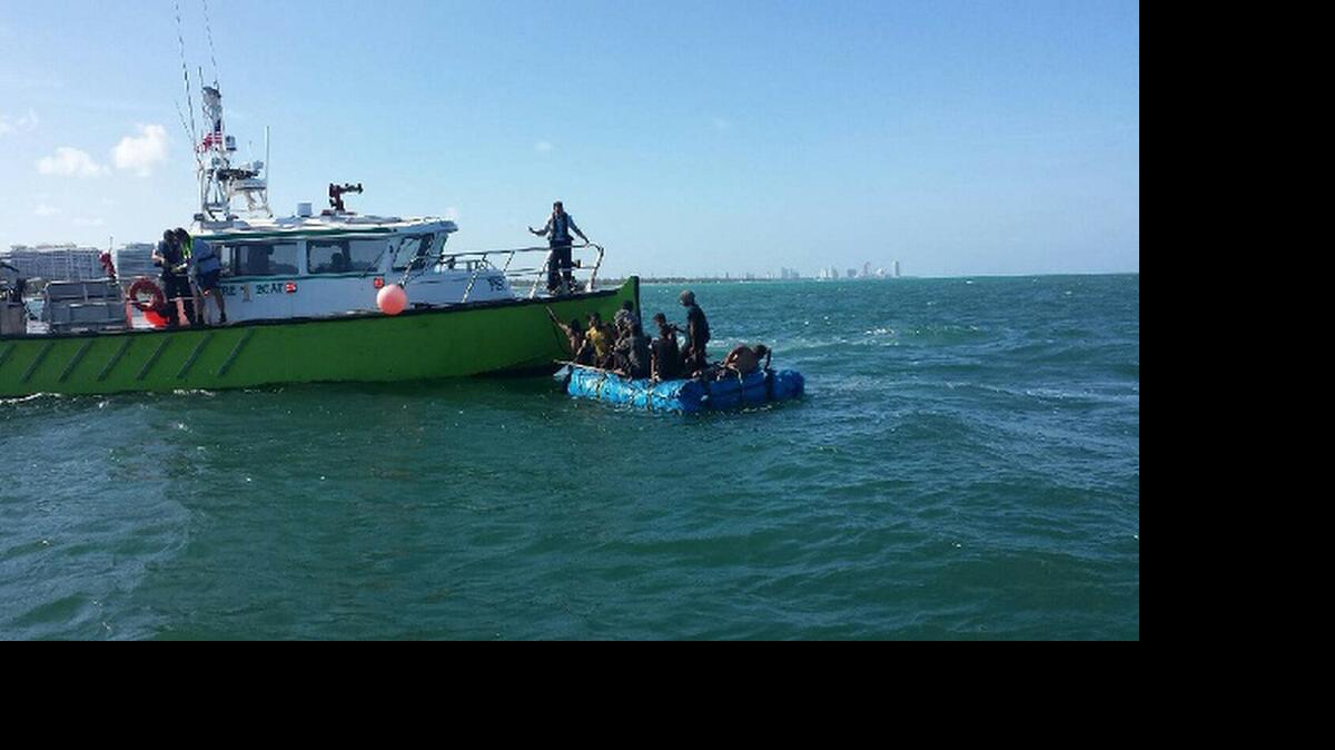 Foto de archivo. Un barco de los bomberos de Miami-Dade rescata a una balsa con inmigrantes cubanos el miércoles 27 de mayo del 2015.
