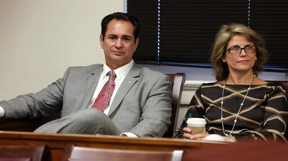 
El alcalde de Sweetwater, José M. Díaz, junto a su esposa Beatriz durante la audiencia en la corte civil el 20 de abril del 2015.
