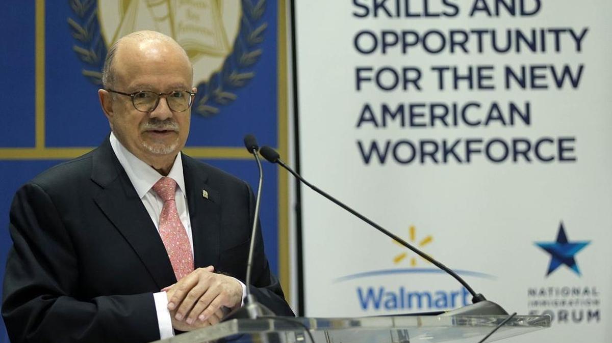 El presidente del Miami Dade College, Dr. Eduardo J. Padrón, se dirige a los medios reunidos el viernes para el anuncio de un programa de inglés para trabajadores hecho con la colaboración del MDC, Foro Nacional de Inmigración, CCCIE y la Fundación Walmart.