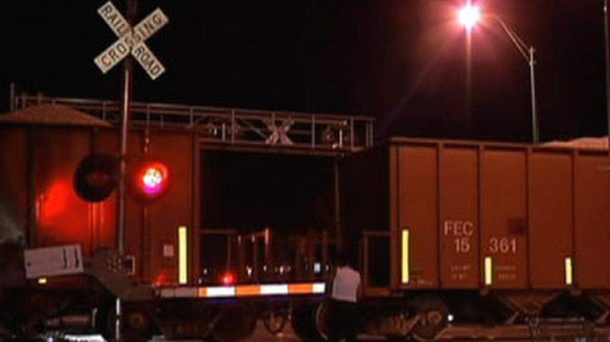 Un peatón murió el martes por la noche, después de ser atropellado por un tren en un cruce en la Avenida 7 y la Calle 73 del noroeste. Cortesía NBC6.