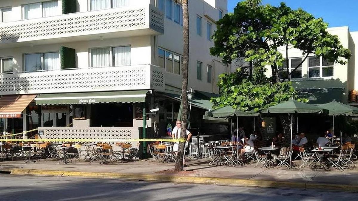 Los clientes seguían desayunando mientras la policía investigaba el suceso la mañana del domingo, en el News Cafe de South Beach.