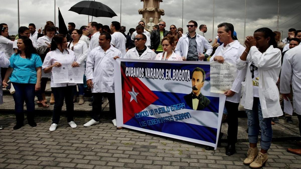 
Decenas de médicos cubanos protestan el sábado 22 de agosto en la Plaza de Banderas en el sur de Bogotá.
