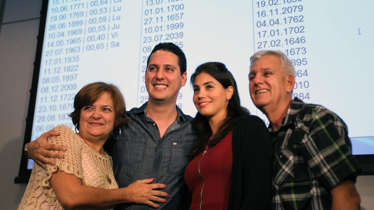 De izquierda a derecha, Amarilis Romero; su hijo, Yusnier Viera, Wendy Gonzalez, novia de Yusnier, y Javier Viera, quienes no pueden contener su alegria al ver que el joven Yusnier impusiera un nuevo récord Guinness.