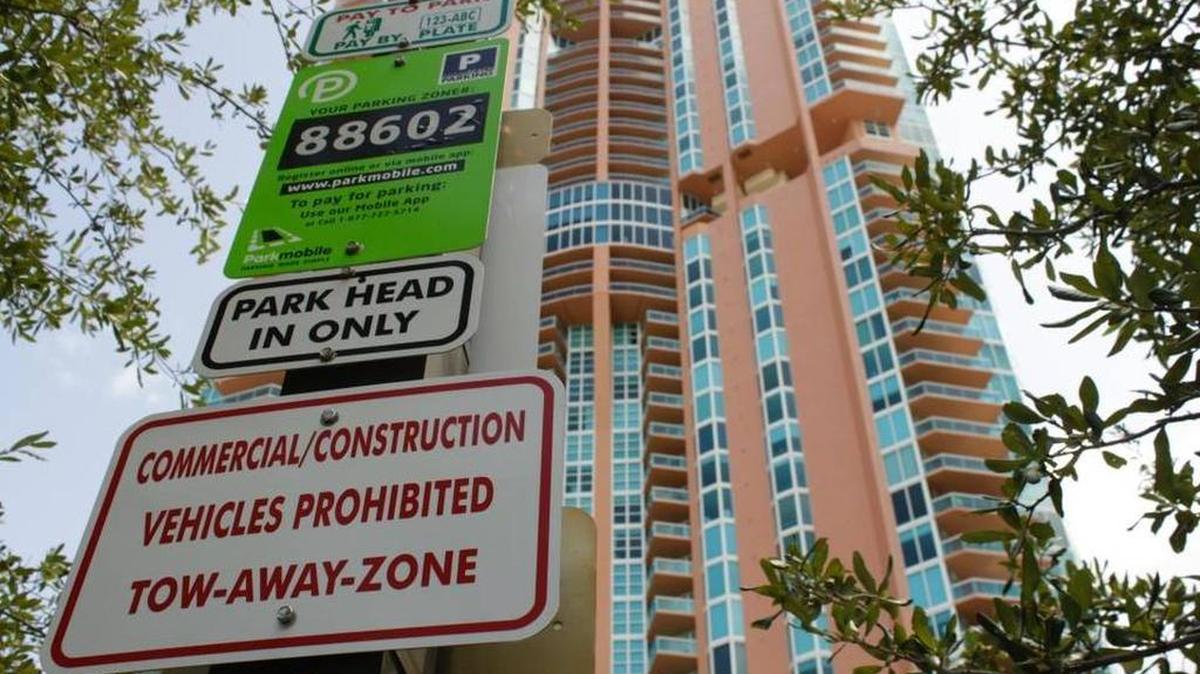 Avisos como este alertan a los conductores de vehículos comerciales para que no se estacionen en South Pointe Park en Miami Beach.