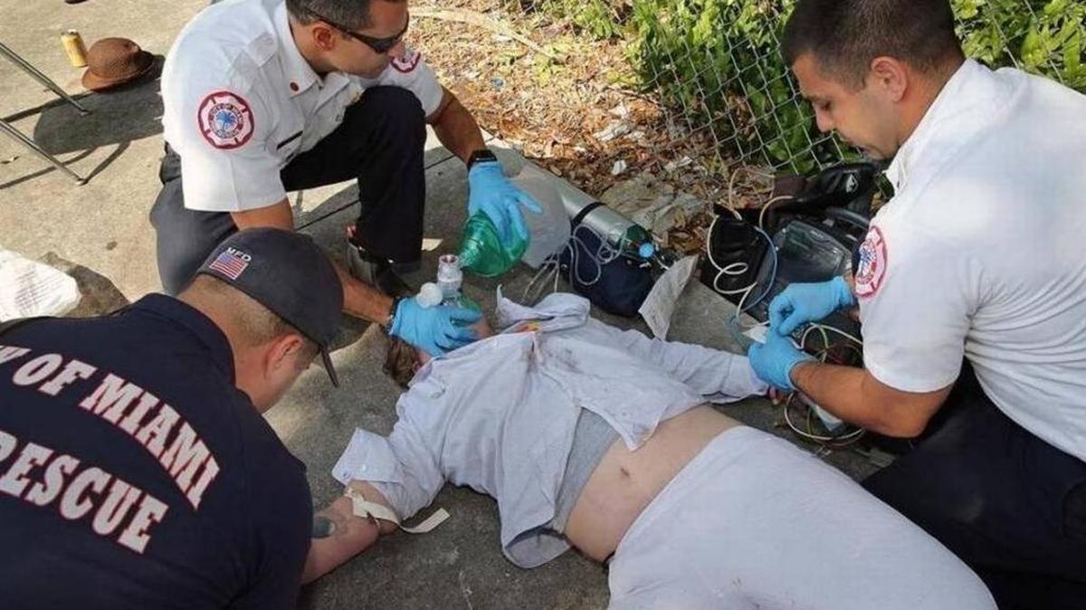 Paramédicos de Miami tratan de salvar a una víctima de una sobredosis en Overtown en noviembre del 2016.