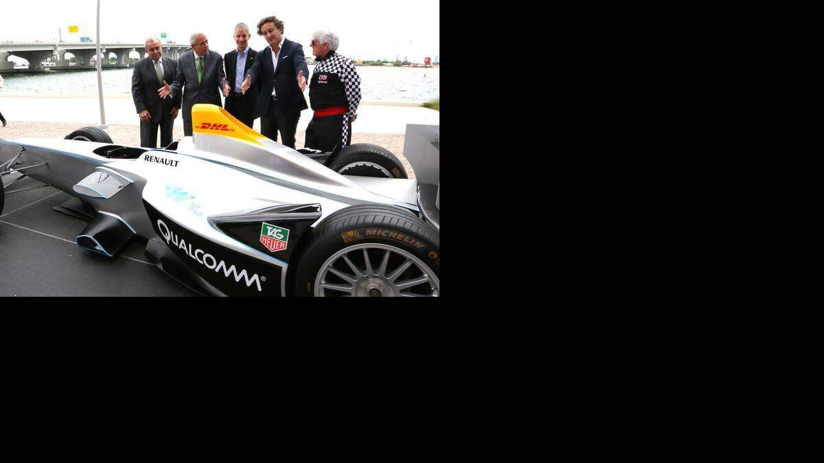 
Admirando el bólido E, los comisionados de Miami Willy Gort (izq.), Marc Sarnoff, alcalde Tomás Regalado, Alejandro Agag, presidente de Formula E Holdings y Bill Talbert, directivo de Greater Miami Convention Bureau, durante la presentación en ocutbre.
 
