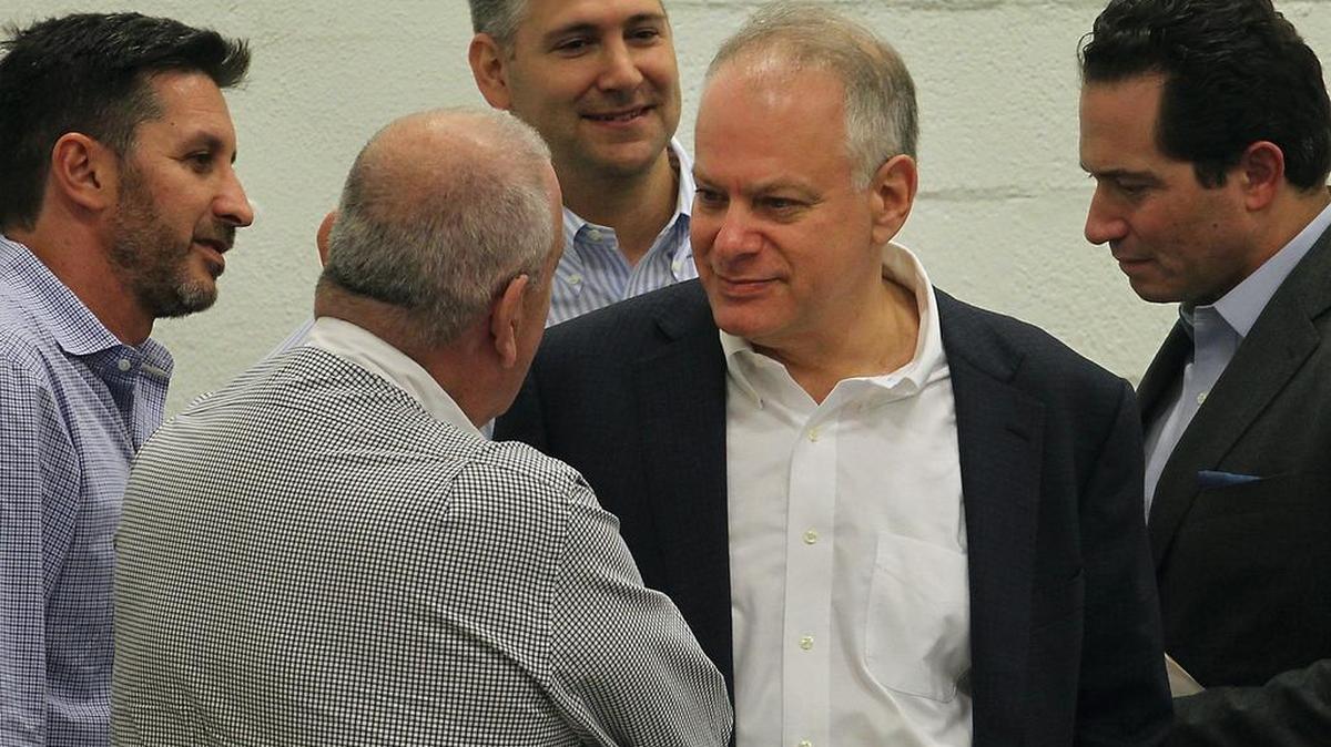 Stephen Bittel, al centro, de frente, conversa con algunos electores en una reunión en Wynwood en diciembre pasado.