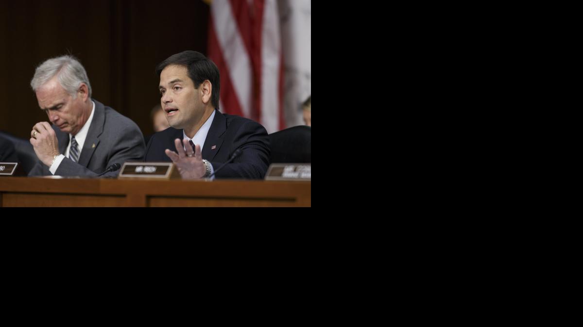 
El senador republicano por la Florida, Marco Rubio (der.), habla durante un encuentro en Washington sobre las acciones de EEUU contra el Estado Islámico en Irak y en Siria, en esta foto de archivo. 


